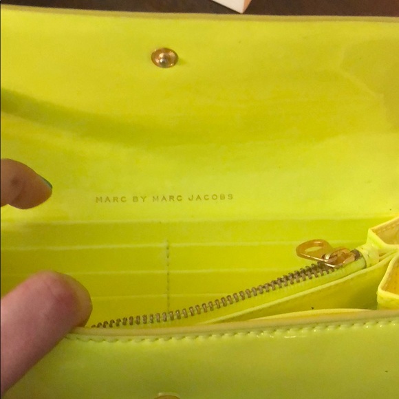 AUTHENTIC MARC JACOBS WALLET 😊🌻 - Picture 2 of 3